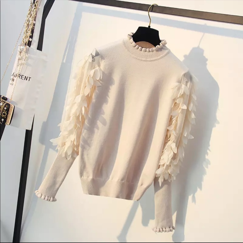 New! Gorgeous Feminine Petal Sleeve Ruffle Sweater - Picture 2 of 8